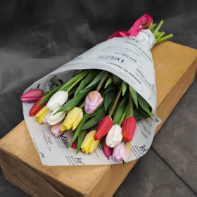 15 разноцветных тюльпанов в стильной упаковке #2