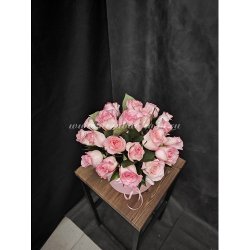 25 нежно розовых роз в шляпной коробке