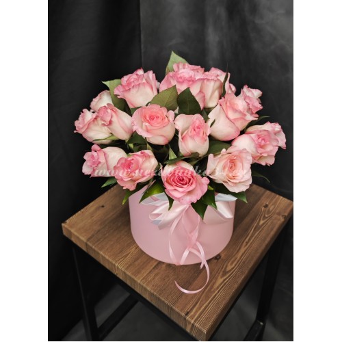 25 нежно розовых роз в шляпной коробке