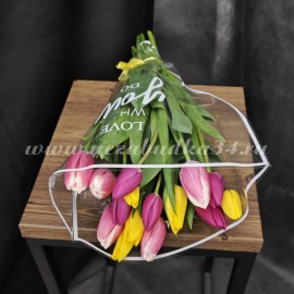 15 разноцветных тюльпанов в стильной упаковке