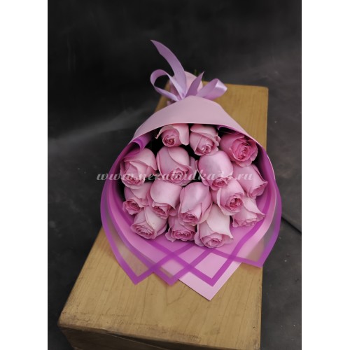 15 фирменных​ розовых роз​ в стильной упаковке