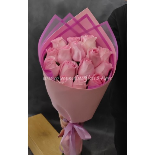 15 фирменных​ розовых роз​ в стильной упаковке
