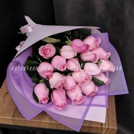 19 фирменных розовых роз в стильной упаковке