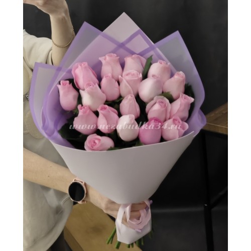 19 фирменных​ розовых роз​ в стильной упаковке