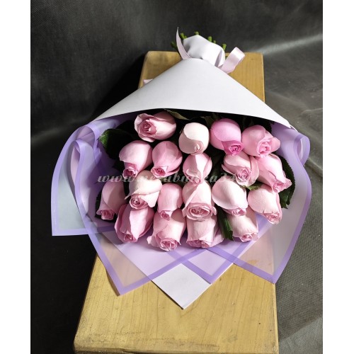 19 фирменных​ розовых роз​ в стильной упаковке