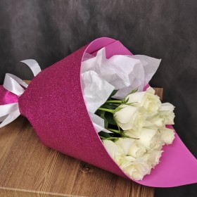 15 фирменных белых роз в стильной упаковке #4