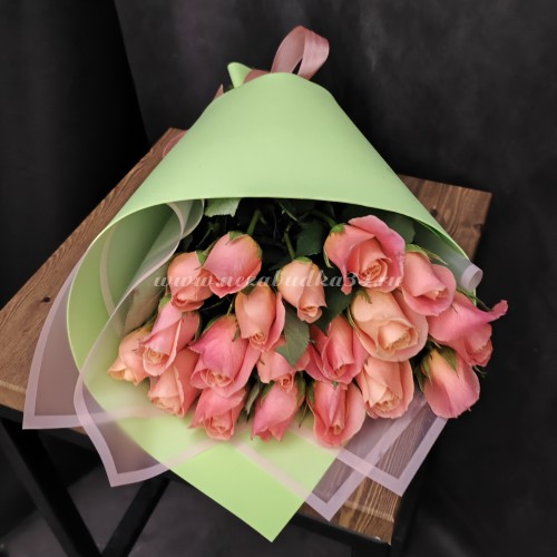19 фирменных​ коралловых роз​ в стильной упаковке #4