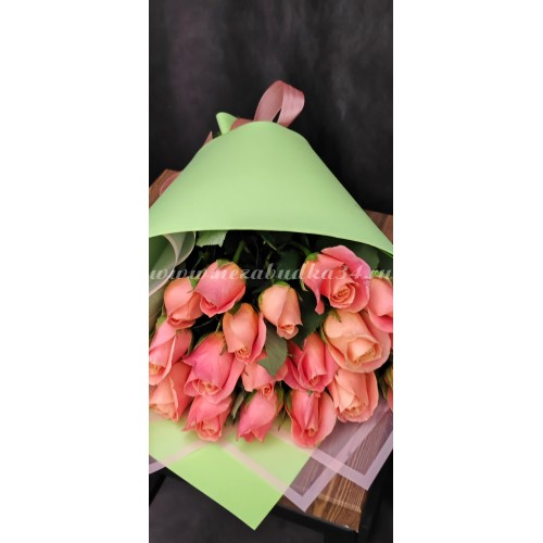 19 фирменных​ коралловых роз​ в стильной упаковке #4