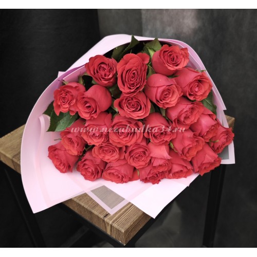 25 фирменных красных роз в стильной упаковке