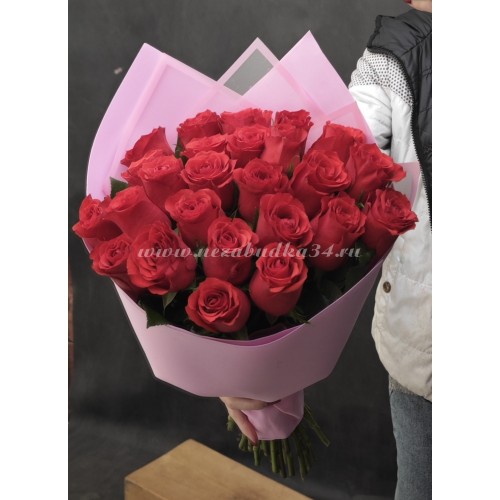 25 фирменных красных роз в стильной упаковке