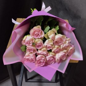 15 фирменных​ нежно розовых роз​ в стильной упаковке