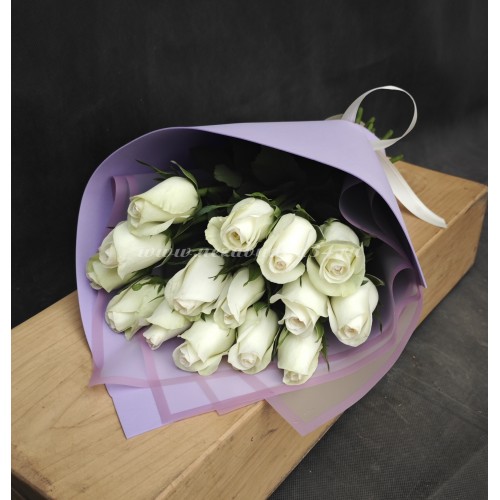 15 фирменных белых роз в стильной упаковке #1