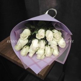 15 фирменных белых роз в стильной упаковке #1