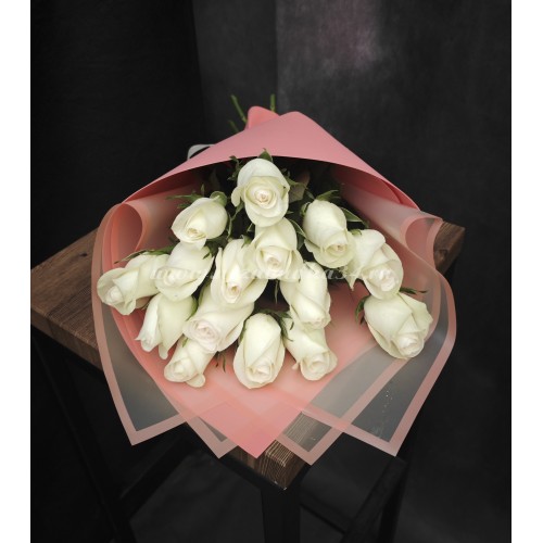 15 фирменных белых роз в стильной упаковке #3