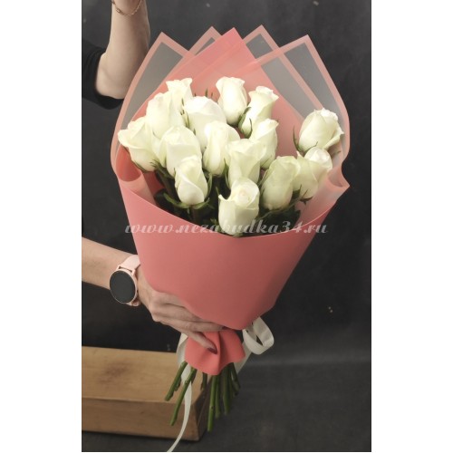 15 фирменных белых роз в стильной упаковке #3