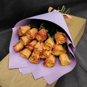 15 фирменных оранжевых роз в стильной упаковке