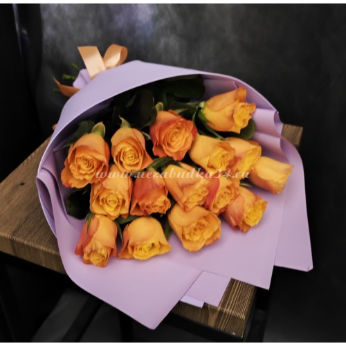 15 фирменных оранжевых роз в стильной упаковке