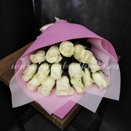 15 фирменных белых роз в стильной упаковке #2