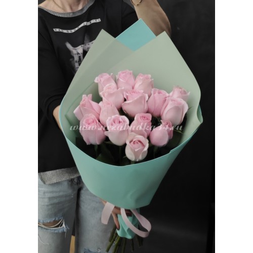 15 фирменных розовых роз в фоамиране