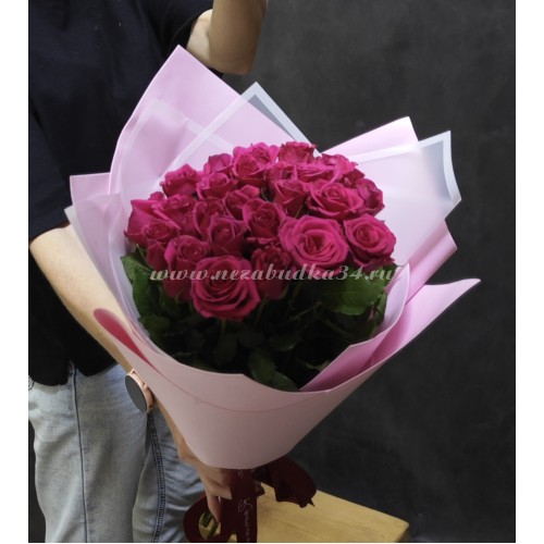 25 малиновых фирменных роз в стильной упаковке