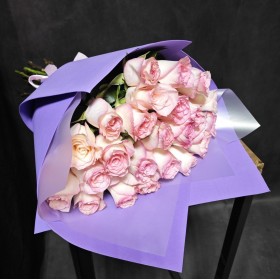 25 фирменных роз "Джумилия" в стильной упаковке