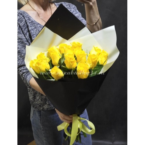 15 фирменных желтых роз в стильной упаковке