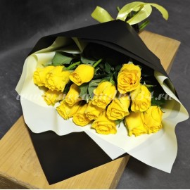 15 фирменных жёлтых роз  в стильной упаковке