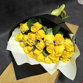25 фирменных желтых роз в стильной упаковке