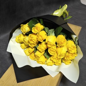 25 фирменных жёлтых роз в стильной упаковке
