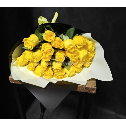 25 фирменных желтых роз в стильной упаковке