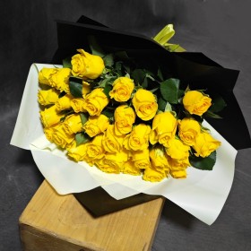 35 фирменных жёлтых роз в стильной упаковке