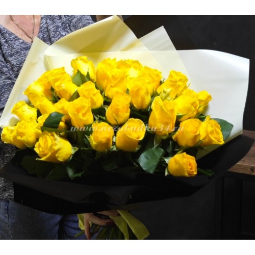 35 фирменных желтых роз в стильной упаковке
