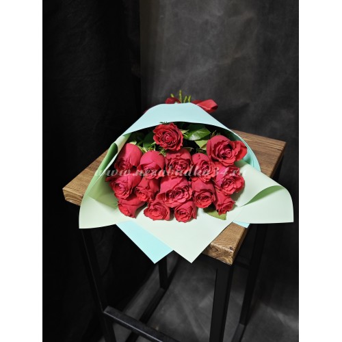 15 малиновых фирменных роз в стильной упаковке