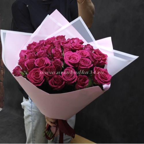 35 малиновых фирменных роз в стильной упаковке