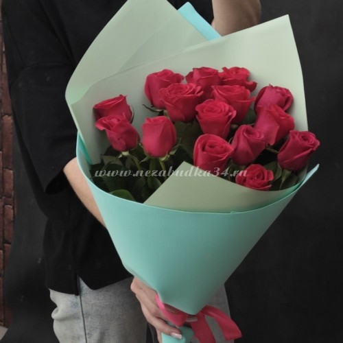 15 малиновых фирменных роз в стильной упаковке