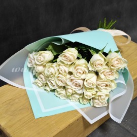 25 кремовых фирменных роз в стильной упаковке