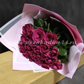 25 малиновых фирменных роз в стильной упаковке