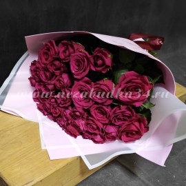 35 малиновых фирменных роз в стильной упаковке
