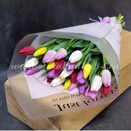 25 тюльпанов в дизайнерской упаковке