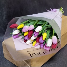 19 тюльпанов в дизайнерской упаковке