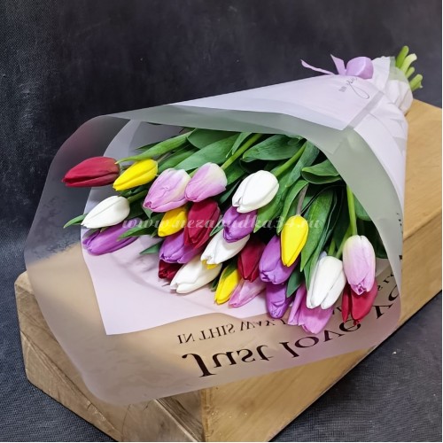 15 тюльпанов в дизайнерской упаковке