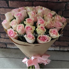 35 нежно - розовых роз в крафте