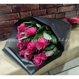 11 малиновых роз в чёрной упаковке