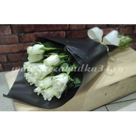 Белые розы в чёрной матовой пленке