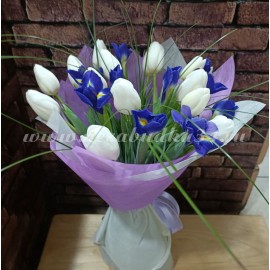 Белые тюльпаны с ирисами