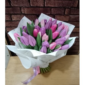 33 розовых тюльпана в дизайнерской упаковке