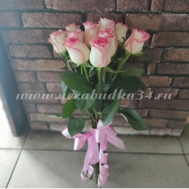 9 нежно-розовых роз под ленту