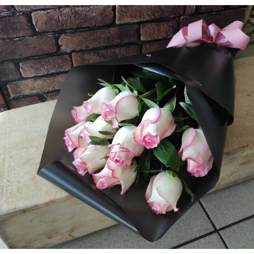 11 нежно розовых роз в матовой пленке